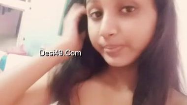 Amateur porn video of the finger-licking Desi babe with nose piercing