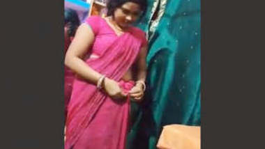 aunty in saree exposing herself in this hawt clip